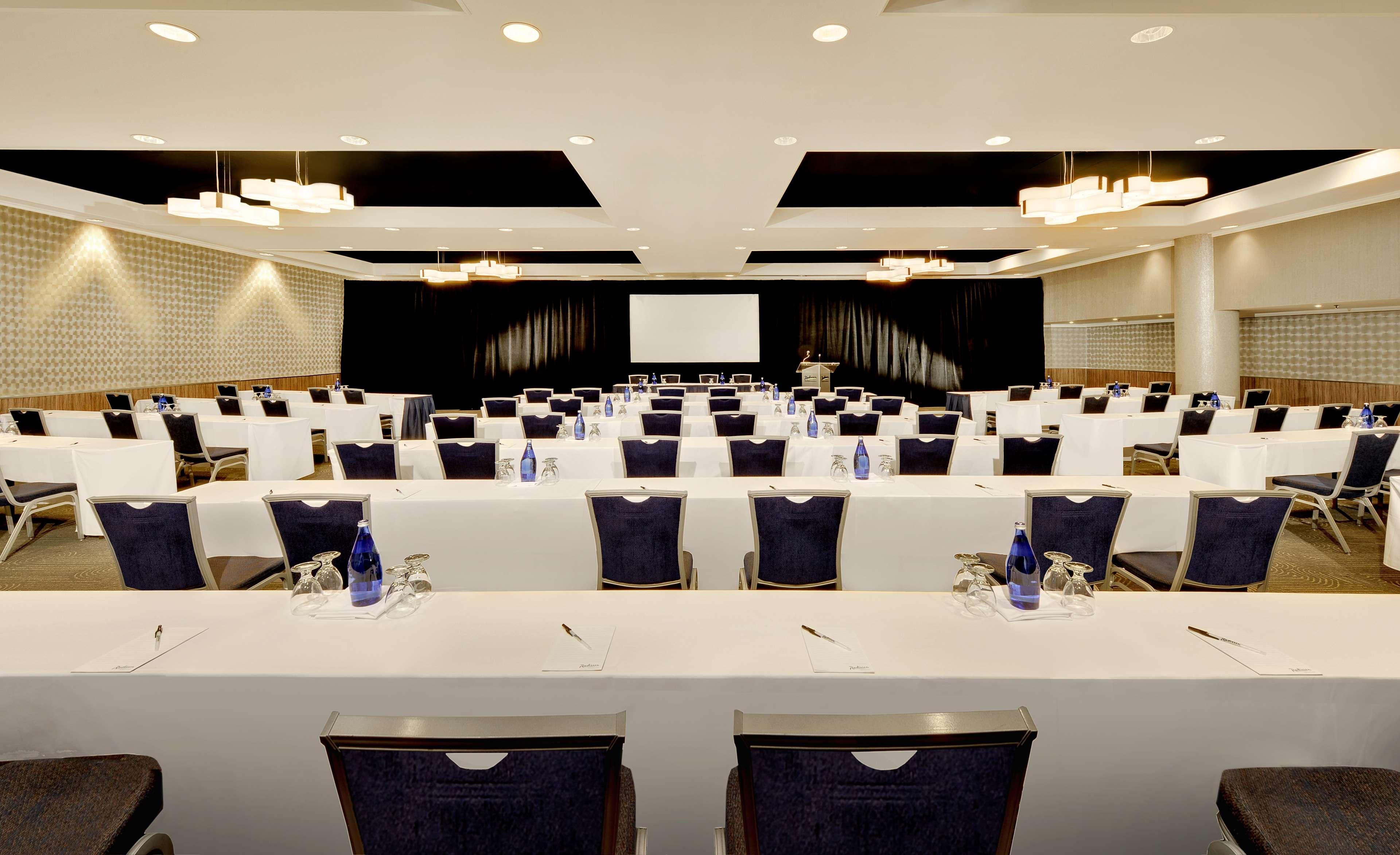 Hotel Radisson Blu Toronto Downtown Extérieur photo